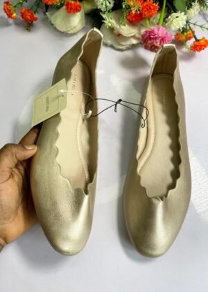 Flora Bella gold shoe
Size 38