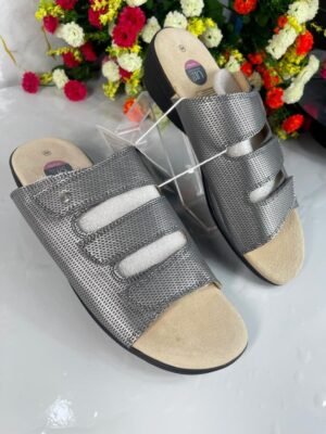UP2 wedge slippers
Size 38,40