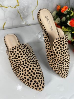 Boyyoun Half shoe in leopard skin
Size 39
