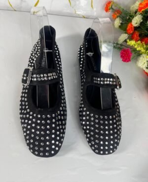 Ada Embellished Shoes
Size 39
