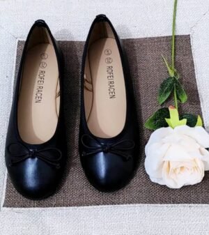 Rofei Racen flat shoes in black ⚫️
Size 37,38,39,40,41,42