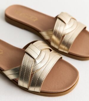 Newlook Extra Wide Fit Gold Mules
Size 40,42. perfect for 41,43