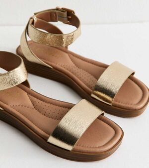 New look Gold Metallic Sandals
Size 40