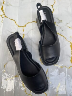 Capilano light-weight    wedge shoe in black
Size 39,40,41